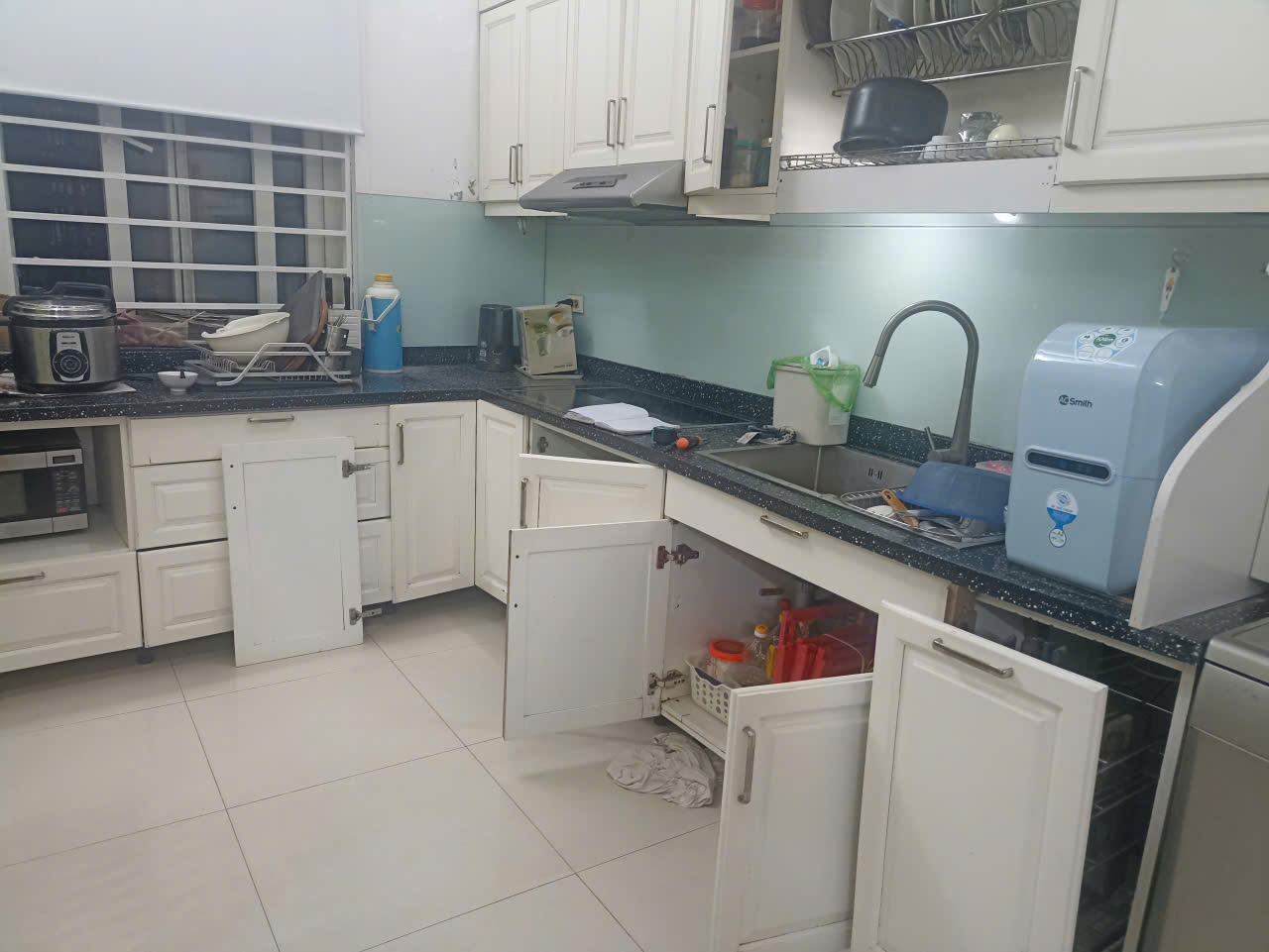 Tủ bếp bị ngấm nước, mục nát