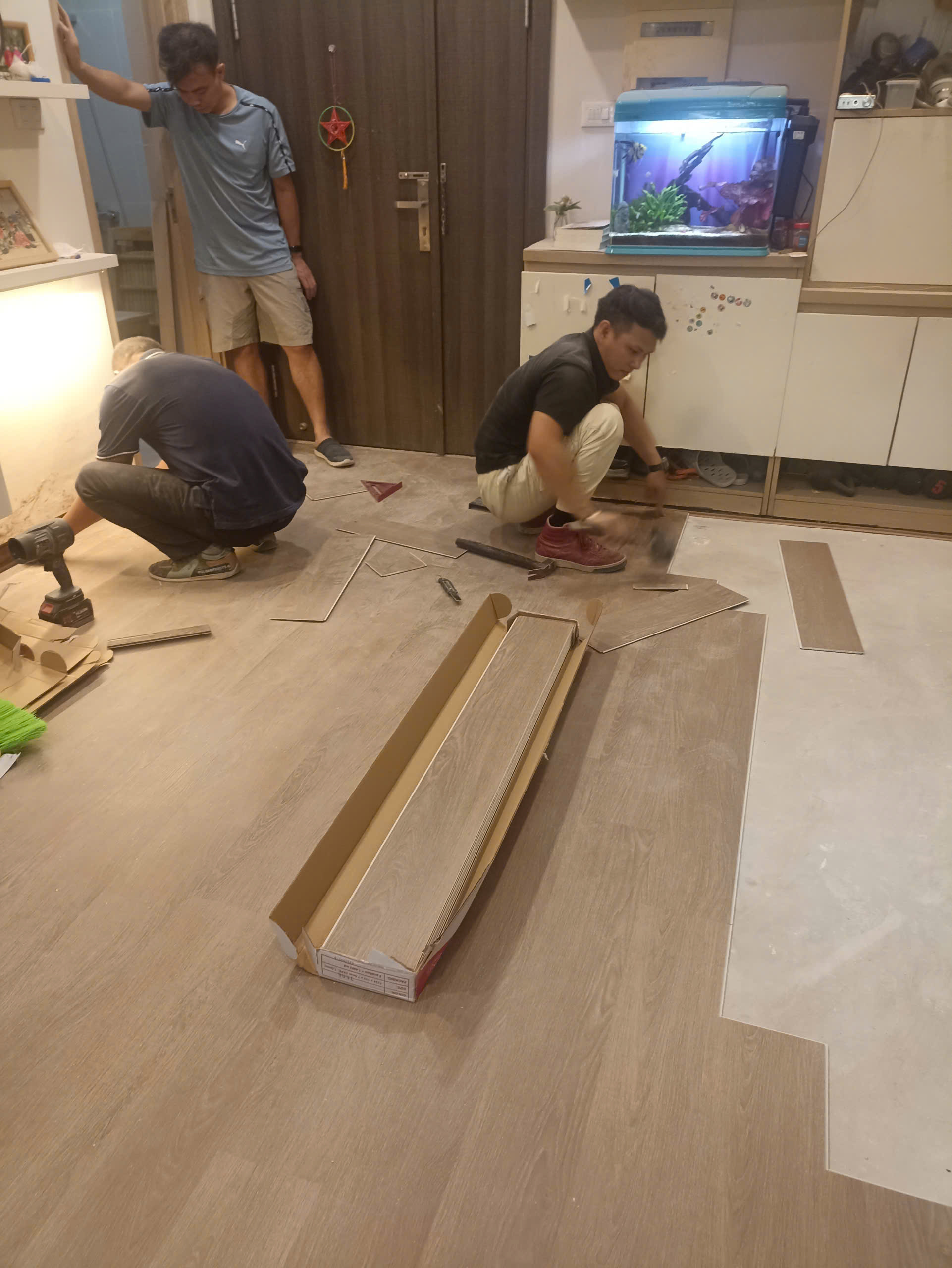 Thay mới sàn gỗ phồng rộp bằng sàn nhựa chống nước, chống mối 2