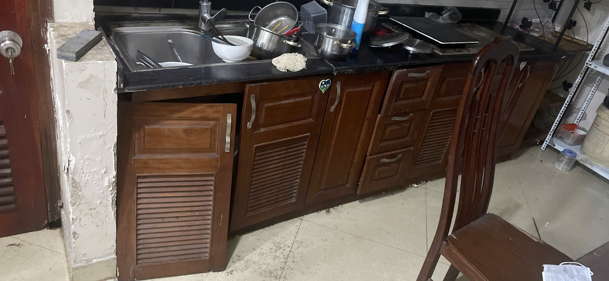 TỦ BẾP XẬP XỆ, CÁNH TỦ XỆ, NGĂN KÉO KẸT? ĐỪNG VỘI THAY MỚI! 2