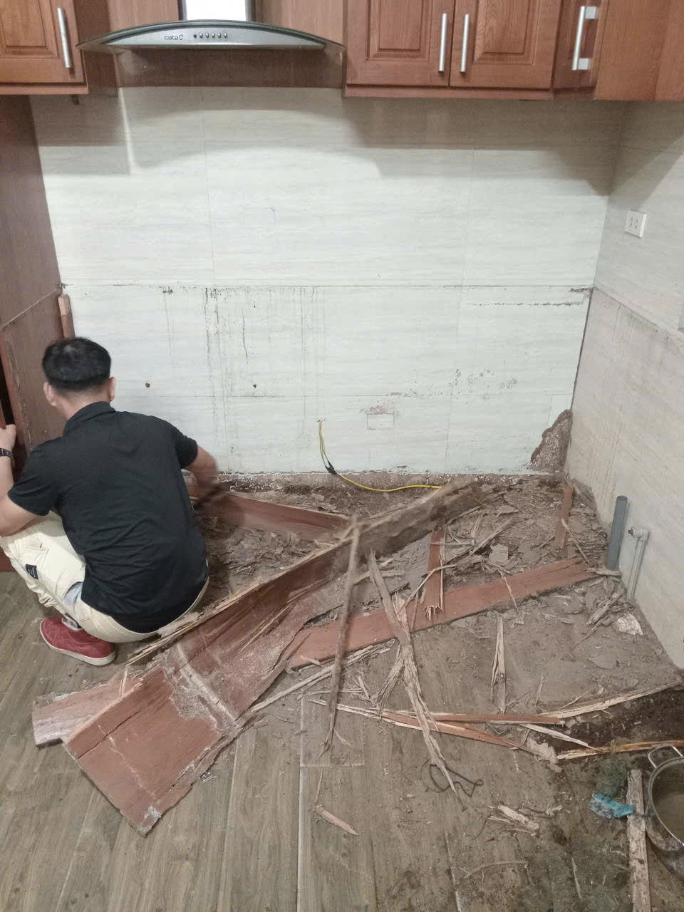 Tủ bếp bị mối ăn 6